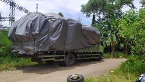 foto-truk Truk Besar Kerap Melintas Jalan Linkungan, Warga Lakukan Protes