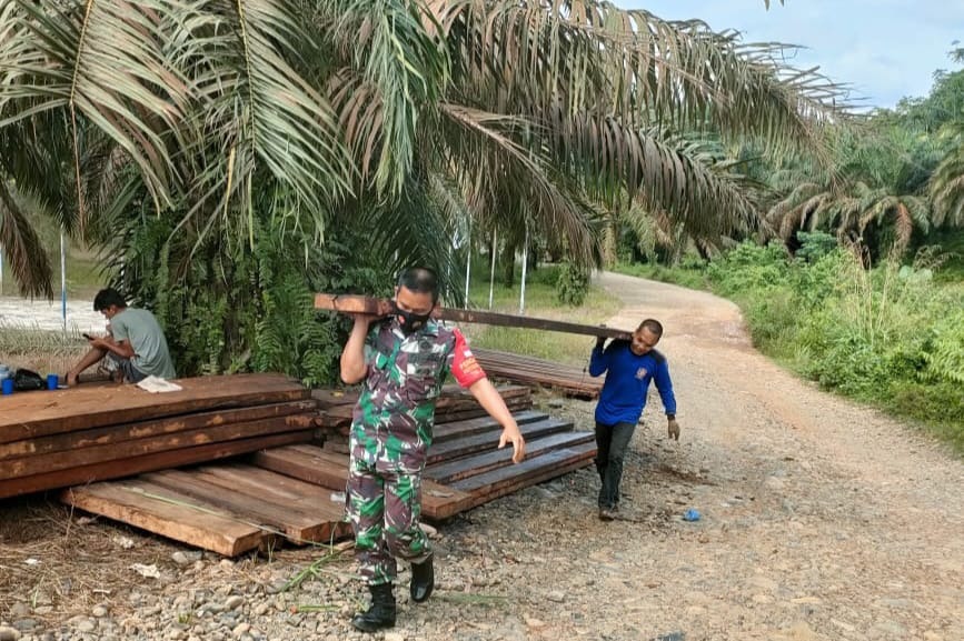 Bantu Kesulitan Masyarakat, Babinsa Koramil 416-02/Tanah Tumbuh Bersinergi Bersama Warga Binaan Gotong Royong Perbaiki Jembatan