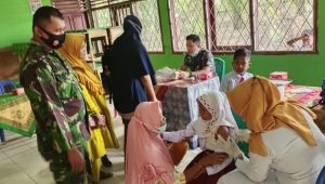 foto-babinsa Beri Semangat, Babinsa Koramil 06/Muara Bungo Monitoring Vaksinasi Anak Usia 6-11 Tahun