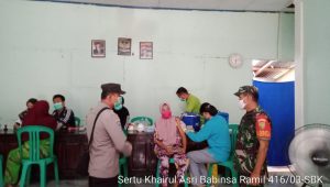 foto-babinsa Babinsa Koramil 416-03/Sungai Bengkal Lakukan Pengamanan Serta Pendampingan Vaksinasi Booster Di Wilayah Binaan