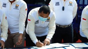 Bupati Bungo H. Mashuri Menandatangani Komitmen Gerakan Batanghari Bersih