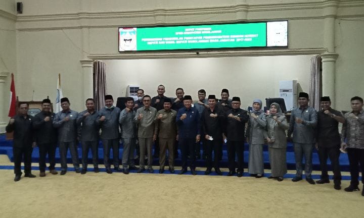 foto bupati sarolangun di dprd