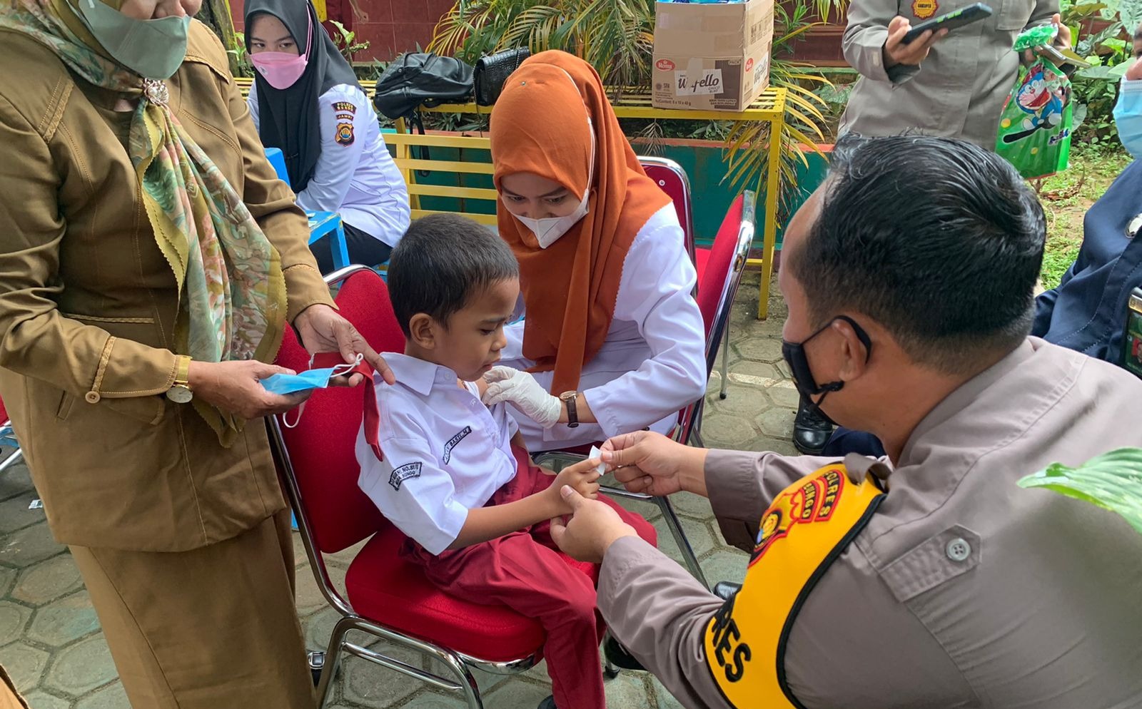 Tepis isu Hoax Vaksin, Kapolres Bungo AKBP. Guntur Saputro Turun Langsung Dampingi Anak-Anak dan Orang Tua Jangan Takut di Vaksin