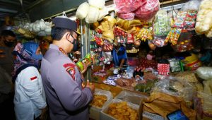 foto-kapolri Kapolri Turun Langsung ke Pasar Pastikan Stok Minyak Goreng Untuk Warga Aman