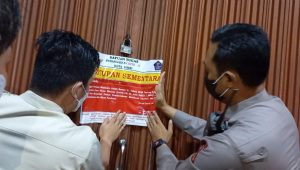 foto-karaoke-di-segel Lebihi Jam Operasional, Karaoke Afgan Disegel Petugas