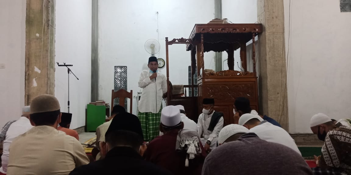 Sekdis Perpustakaan Mewakili Bupati Bungo Sholat Subuh Berjama'ah di Masjid Al-Mukmin