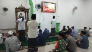 Beri Rasa Aman Saat Sholat Tarawih, Babinsa Koramil 416-03/Sungai Bengkal Selalu Hadir di Desa Binaan