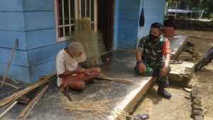 Ciptakan Kedekatan Dengan Warga, Babinsa Koramil 416-06/Muara Bungo Komsos Di Desa Binaan