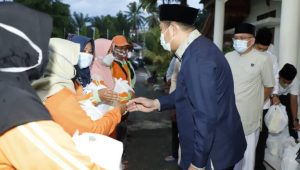 Bupati Bungo H. Mashuri Berikan Bantuan Sembako Kepada Petugas Kebersihan