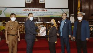 foto-bupati-bungo-sampaikan-lkpj Bupati Bungo H. Mashuri Sampaikan LKPJ 2021