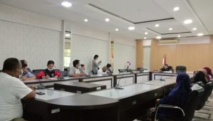 foto-pedagang-ngadu-ke-dprd Pedagang Pasar Bedug Mengadu ke DPRD Kota Jalmbi, Pedagang Minta Disperindag Kembalikan Uang