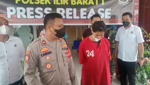 foto-pelaku-baju-merah Memenuhi Kebutuhan Hidup, Janda Muda Jajakan Sabu Via Medsos