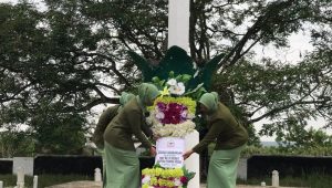 foto-persit Peringati HUT Persit Ke-76, Persit KCK Cabang XXIV Kodim 0416/Bute Ziarah Ke TMP Satria Negara
