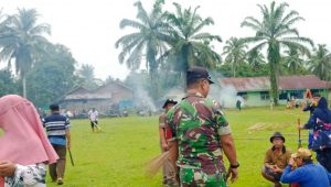 IMG-20220516-WA0094 Bersihkan Lapangan Sepak Bola, Babinsa Koramil 416-02 Tanah Tumbuh Beri Teladan Baik di Wilayah Binaan