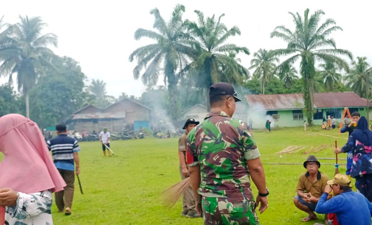 Bersihkan Lapangan Sepak Bola, Babinsa Koramil 416-02 Tanah Tumbuh Beri Teladan Baik di Wilayah Binaan