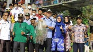 foto-bupati-tebo-lubuk-larangan Bupati Tebo Dr.H.Sukandar Membuka Secara Resmi Lubuk Larangan Desa Olak Kemang