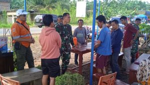 foto-dandim0416 Peduli Sesama, Dandim 0416/Bute Berikan Bantuan Korban Kebakaran di Dusun Talang Silungko Pelayang Bungo