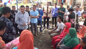Peduli dan Empati, Bupati Mashuri Beserta Istri Beri Bantuan untuk Korban Kebakaran