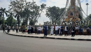 foto demo tolak kehadiran holywing
