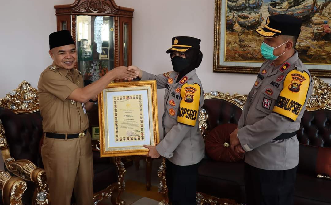 Pj Bupati Aspan Terima Penghargaan Atas Partisipasi Kamtibmas Dari Polda Jambi