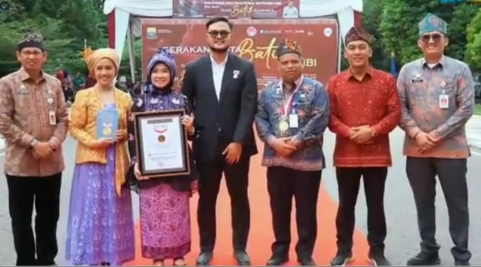 Raih Rekor MURI, Hj. Hesnidar Haris Ajak Masyarakat Cintai Batik Jambi
