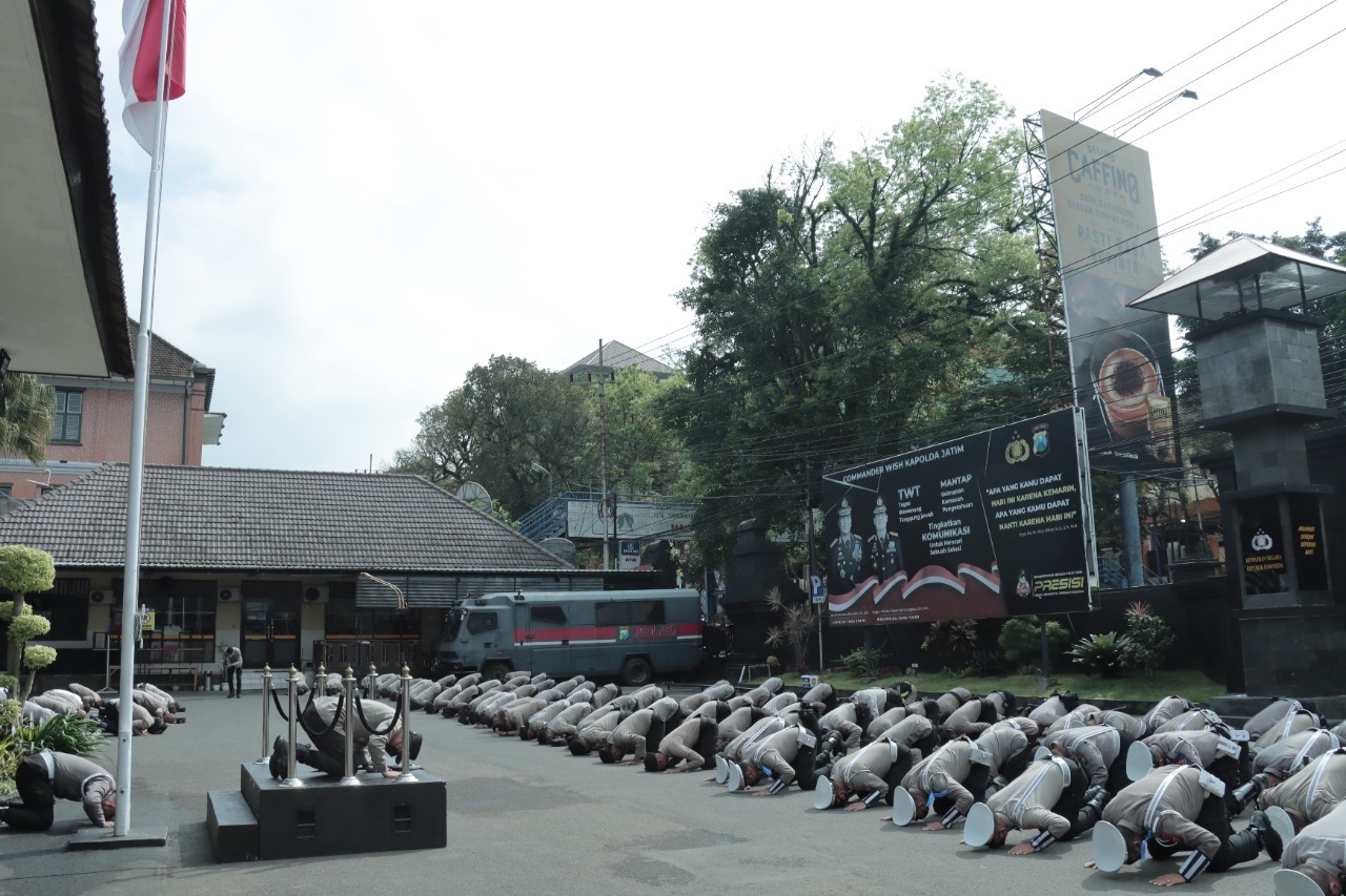 Kapolresta Malang Kota Kombes Pol Budi Hermanto Memimpin Sujud Massal Bersama Jajarannya