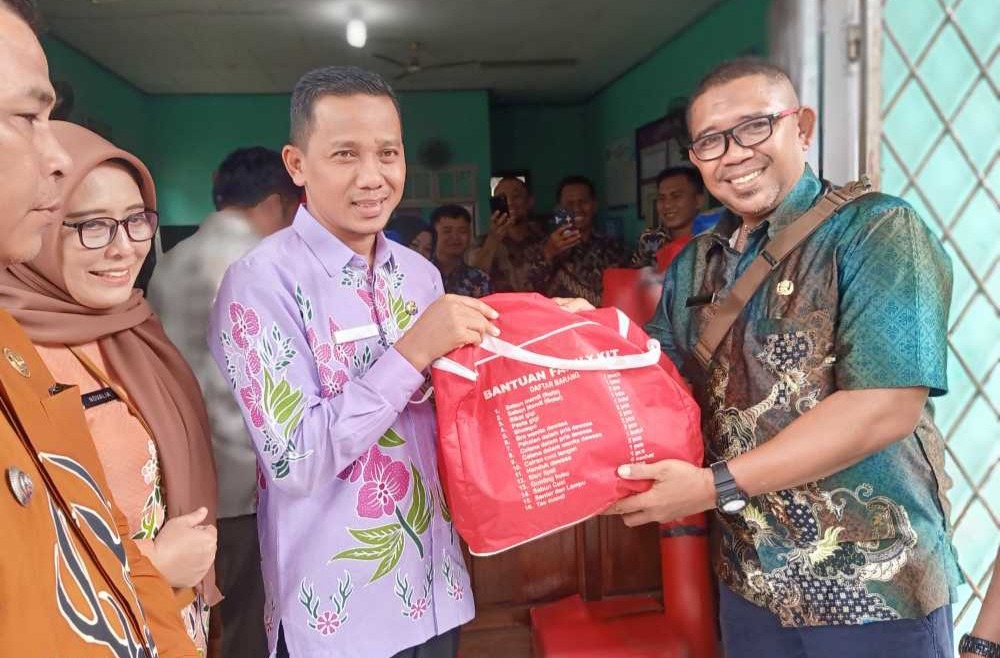 Wakil Bupati bersama Dinas P2KB & P3A Serahkan Bantuan Kepada Korban Kebakaran di Dua Kecamatan