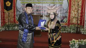 foto-bupati-bungo Bupati Bungo H.Mashuri Kukuhkan Pengurus Bundo Kanduang