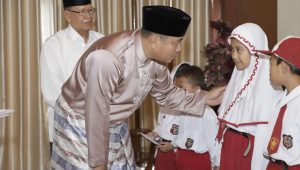 foto-bupati-bungo-Mashuri Bupati Bungo H. Mashuri Salurkan Bantuan Dana Program Bungo Pintar