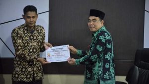Pemkab Tebo Melalui Asisten III M. Isa Serahkan Hadiah Sayembara Sekolah