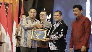foto-bupati-bungo-h-mashuri-terima-kpid-award Bupati Bungo H.Mashuri Mendapat Penghargaan KPID Award 2022