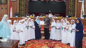 foto-edi-purwanto-bersama-siswa-sd-al-azhar Edi Purwanto Terima Studi Lapangan Siswa SD Islam Al Azhar 57 Jambi