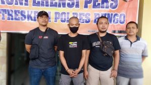 foto-pelaku-rs-saat-di-amankan-polres-bungo Pembunuh Kekasihnya Sendiri Diamankan Polres Bungo