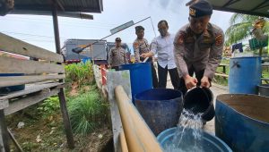 foto-polda-jambi-supplay-air-bersih Polda Jambi Gerak Cepat Salurkan Air Bersih ke Warga Seberang Krisis Air