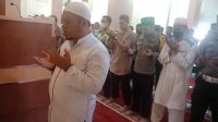 foto-ustadz-syafrizal-pimpin-salat-ghaib Jajaran Polres Bungo Gelar Salat Ghaib Untuk Para Korban Gempa Cianjur