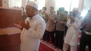foto-ustadz-syafrizal-pimpin-salat-ghaib Jajaran Polres Bungo Gelar Salat Ghaib Untuk Para Korban Gempa Cianjur