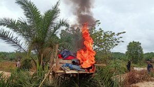 foto-alat-dompeng-darat-dibakar Operasi PETI Siginjai 2022 : Polres Bungo Bersama Tim Gabungan Musnahkan Alat Dompeng Darat di Kampung Benit