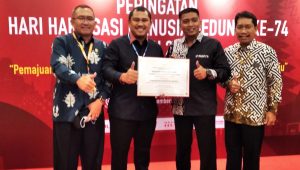 foto-bupati-bungo-h.Mashuri Bupati Bungo H.Mashuri Menerima Penghargaan Sebagai Kabupaten Peduli HAM di Peringatan Hari HAM Sedunia Ke 74