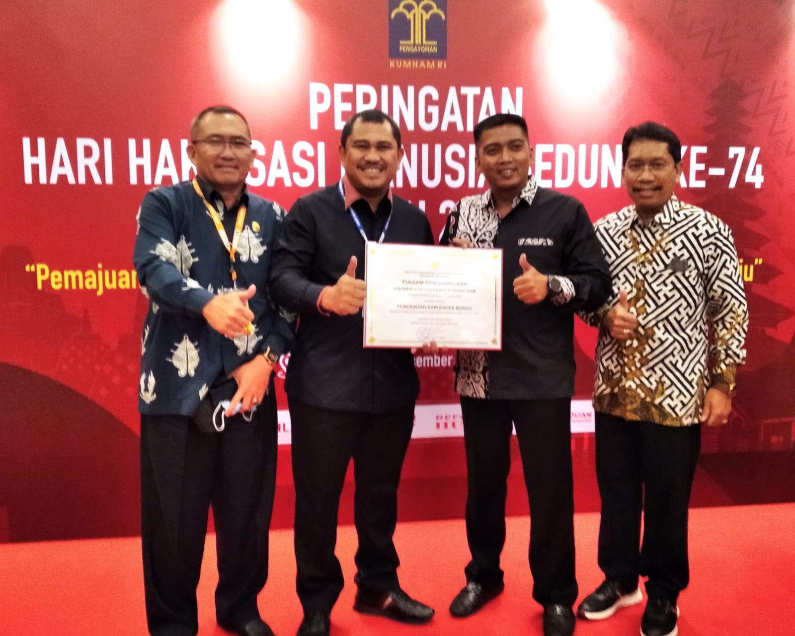 Bupati Bungo H.Mashuri Menerima Penghargaan Sebagai Kabupaten Peduli HAM di Peringatan Hari HAM Sedunia Ke 74