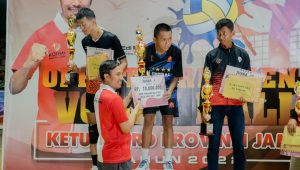 foto-edi-purwanto-berikan-hadiah Ini Para Juara Open Tournament Volly Ball Ketua DPRD Provinsi Jambi
