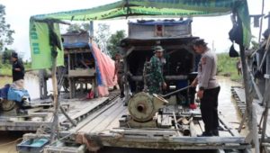 foto-polres-bungo-bersama-tim-gabungan Polres Bungo Bersama Tim Gabungan Kembali Tertibkan 12 Unit Rakit PETI di Areal Bandara Muara Bungo