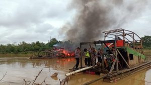 foto-rakit-alat-peti-di-musnahkan Operasi PETI Siginjai 2022 : Polres Bungo, Selama Dua Hari Berhasil Musnahkan 30 Unit Rakit Dompeng