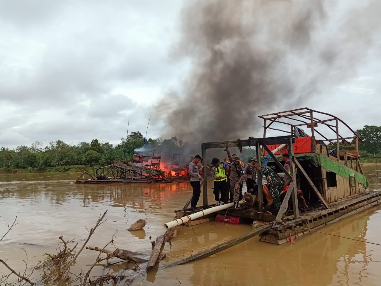 foto rakit alat peti di musnahkan