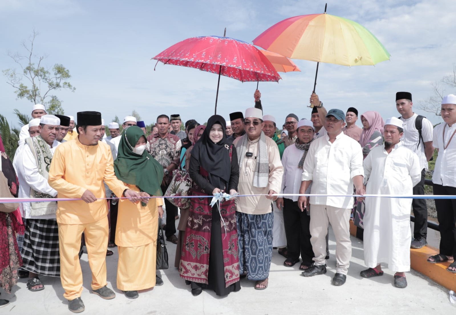 Bupati Tanjab Barat Anwar Sadat Resmikan Jembatan di Parit Selamat