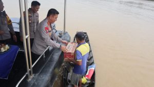 Kapolda Jambi Irjen Pol Rusdi Hartono Berikan Bantuan Ke Masyarakat Nelayan