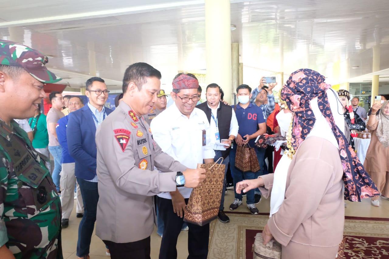 Kapolda Jambi Bersama Gubernur dan Danrem 042 Gapu Sambut Penumpang Pesawat Pertama Awal Tahun 2023