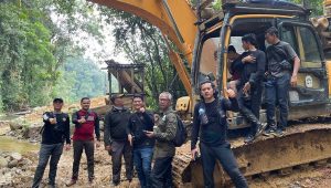 foto-kepolisian-amankan-excavator-peti Polres Bungo Tertibkan PETI di Sungai Batang Sabiang Dusun Sungai Telang