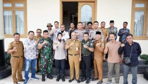 foto-pj-bupati-tebo-foto-bersama PJ Bupati Tebo H. Aspan Pinta Perusahaan Jalani Kesepakatan dengan Masyarakat Simpang Niam dan Sekitarnya