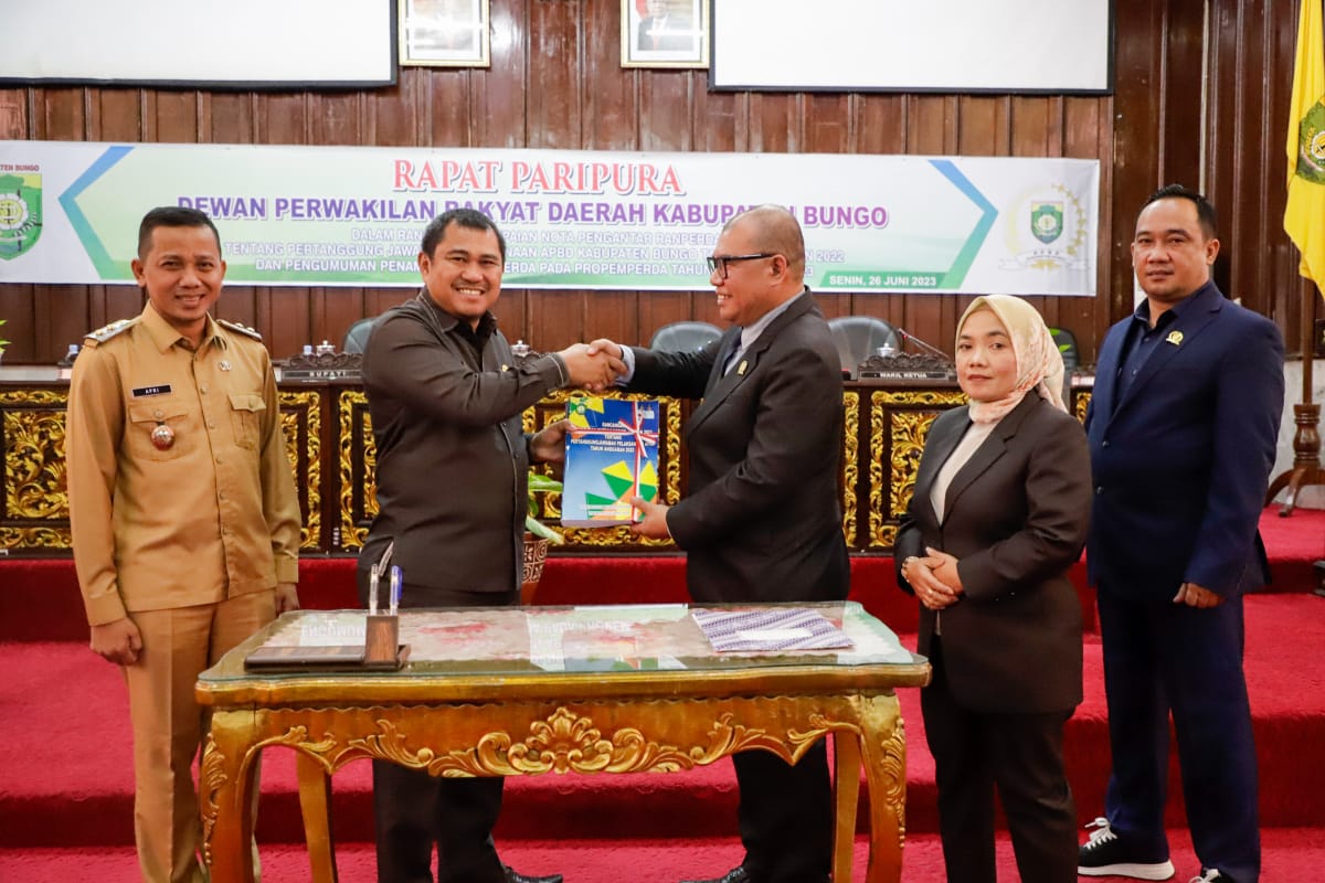 Bupati H.Mashuri Menghadiri Rapat Paripurna DPRD Bungo Dalam Rangka Penyampaian Nota Pengantar Ranperda Pertanggungjawaban Pelaksanaan APBD TA 2022