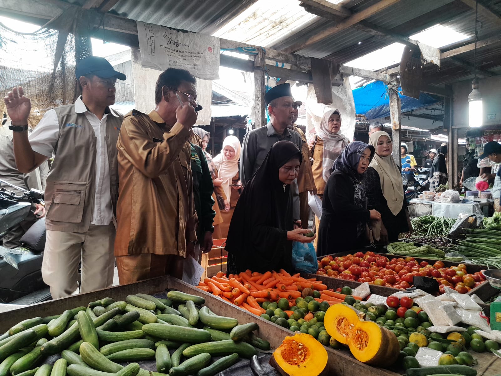 Memastikan Harga Bahan Pokok Stabil, Sekda Tanjab Barat Bersama OPD Lakukan Sidak Pasar Tanggo Rajo Ulu
